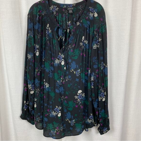 Torrid Black Floral Smocked Tie Front Blouse Sz.4 - Picture 4 of 11